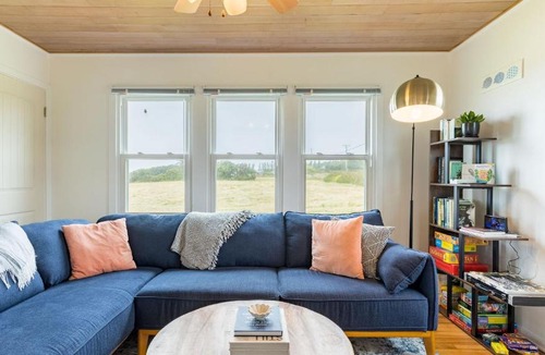 Oak Harbor House | Swan Lake Cottage by AvantStay