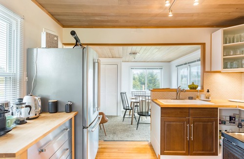 Oak Harbor House | Swan Lake Cottage by AvantStay | Views + Firepit