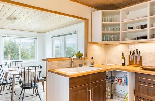 Oak Harbor House | Swan Lake Cottage by AvantStay | Views + Firepit