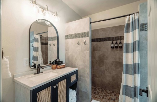 Historic Railroad District House | Swank Boutique Suites | King Suite | DT Ashland
