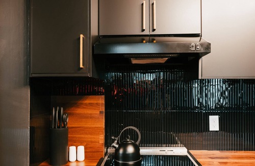 Moscow Apartment | Swanky Speakeasy Stay-Hot Tub + Firepit-Minutes to Downtown