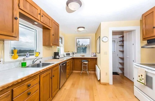 Sequim House | Sweeping Mountain Views from a Superb Deck