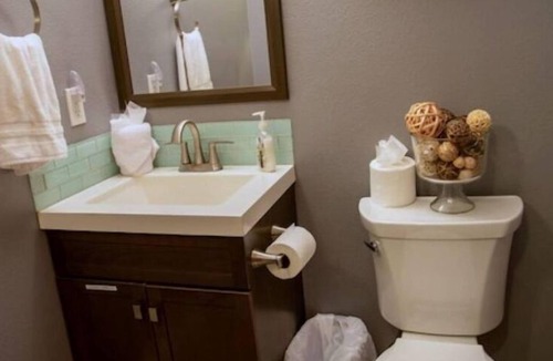 Bull Mountain House | Sweet Retreat on Fanno Creek, Private Backyard, Pet Friendly, Plush and Cozy, 5 Min to Food & Shops