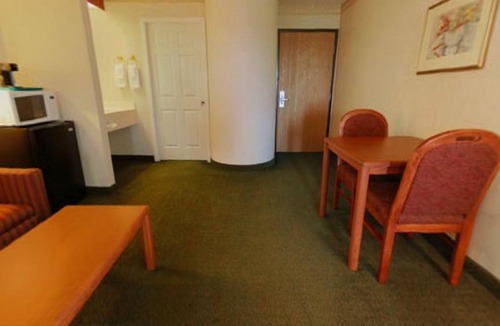 Syracuse Hotel | Syracuse Inn & Suites