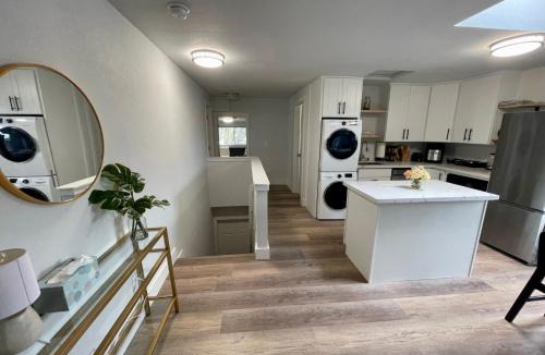 Hilltop Apartment | Tacoma 2 bedrooms 1 baths sleep 5 with compact kitchen
