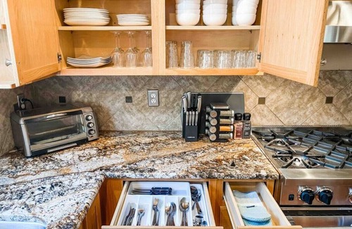 Lakewood Apartment | Tacoma Retreat- Hot Tub, Fireplace & AC!