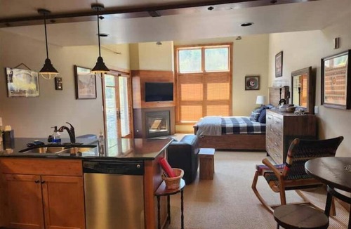 Kellogg Apartment | Tall ceiling, high-end furnishings, great view