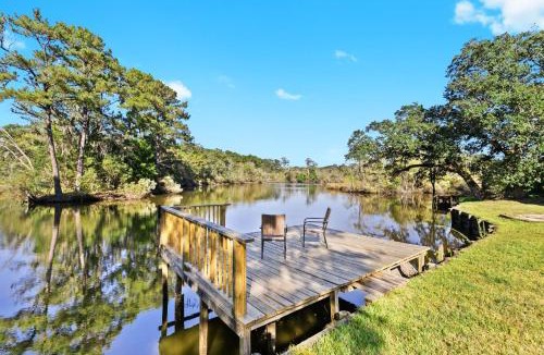 Mobile House | Tara's Riverfront Hideaway