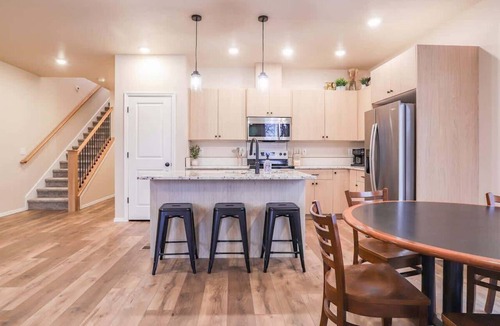 Caldwell Condo | Team & Family Retreat | Dual Duplex | Sleeps 20 Near I-84