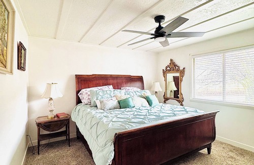 Preston House | Teason Hollow Farmhouse - Peaceful Rural Getaway