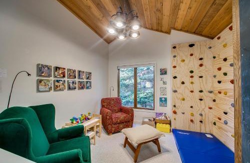 Elkhorn Village House | Teleidoscope Retreat