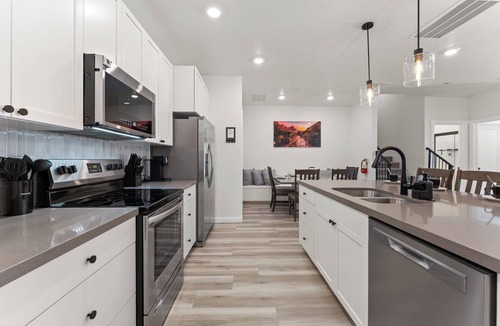 St. George House | Terra Retreat: Private Hot Tub, Resort Pools, Courts, Gym and more!