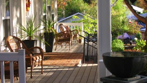 Roseburg Bed & Breakfast | Terraluna Inn