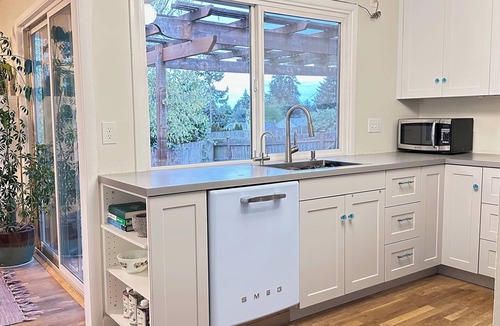Roxhill House | Terrific pet friendly house & fenced yard with AC in vibrant Seattle - sleeps 6.