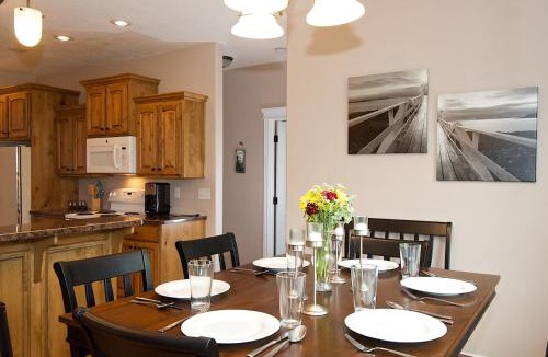 Driggs House | Teton Harmony by KABINO Hot Tub Pool Table Fire Pit Mtn Views 2 Levels 2 Living Rooms WiFi Grill