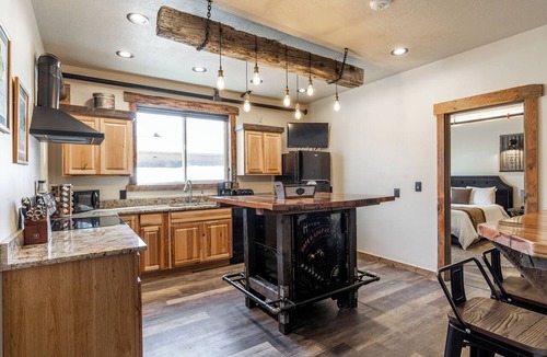 West Yellowstone Hotel | The Adventure Inn Yellowstone- Continental Divide Suite, 2BR retreat just 1 minute from Yellowstone!