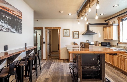 West Yellowstone Hotel | The Adventure Inn Yellowstone- Continental Divide Suite, 2BR retreat just 1 minute from Yellowstone!