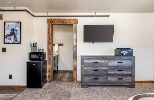West Yellowstone Hotel | The Adventure Inn Yellowstone- Glacier: Cozy 2 queen suite 1min from Yellowstone.