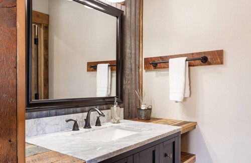 West Yellowstone Hotel | The Adventure Inn Yellowstone- Glacier: Cozy 2 queen suite 1min from Yellowstone.