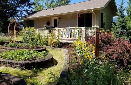 Packwood Cottage | The Alpenhaus:Cottage retreat near White Pass