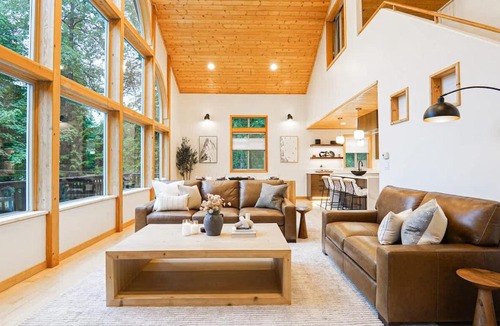 Glacier Ski Chalet | The Astor