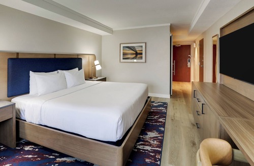 Quincy Hotel | The Atrium Hotel on Third