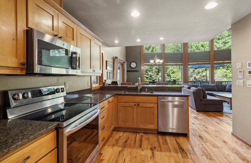 Glacier Ski Chalet | The Baker Chalet - 3 Spacious Levels, AC, EV, Hot Tub, Pool Table, Mountain View