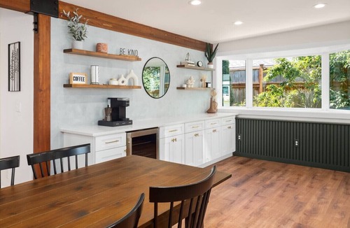 North Bend Apartment | The Ballarat House ~ Hot Tub ~ Downtown~ Fire Pit
