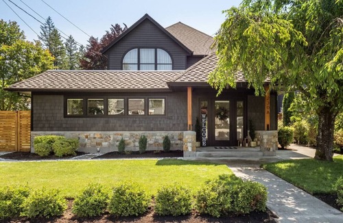 North Bend Apartment | The Ballarat House ~ Hot Tub ~ Downtown~ Fire Pit