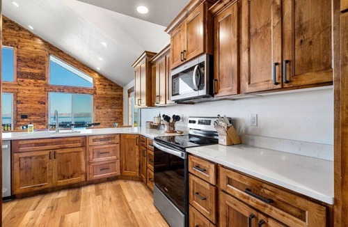 Sweetwater House | The Barefoot Beaver Lodge | Hot Tub, Ideal Beach, Golf, Arcade, Lake Views!