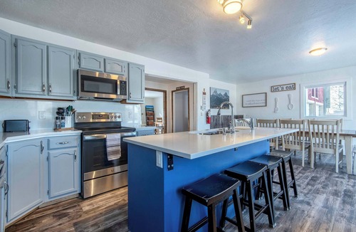 Driggs House | The Barn | Sleeps 18 | 8BR | Walk to Downtown