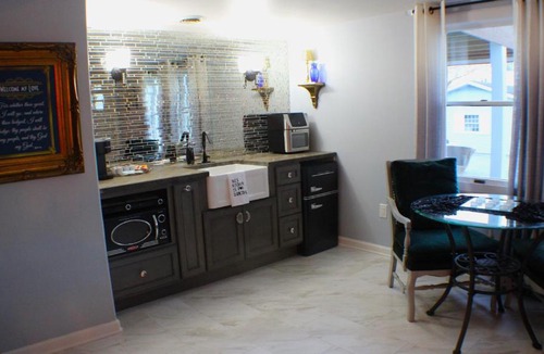 Abingdon Apartment | The Barter Green Room