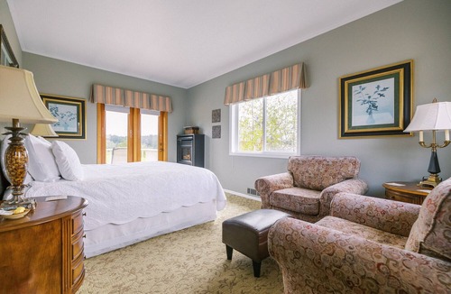 Friday Harbor Bed & Breakfast | The Bay Laurel King Room with en suite bathroom