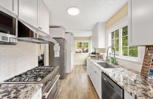 Coeur d'Alene House | The Beach Cottage - New remodel with stunning yard