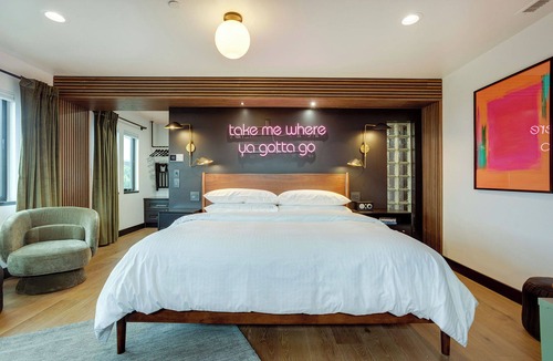 Newport Hotel | The Berry @ The Louie Boutique Motel, Walk to Everything! Dog Friendly!