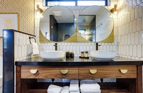 Newport Hotel | The Berry @ The Louie Boutique Motel, Walk to Everything! Dog Friendly!