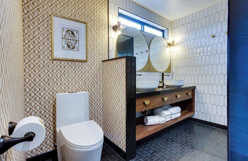 Newport Hotel | The Berry @ The Louie Boutique Motel, Walk to Everything! Dog Friendly!