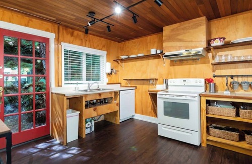 Glacier House | The Birdhouse | Hot Tub, EV Charger & Pool
