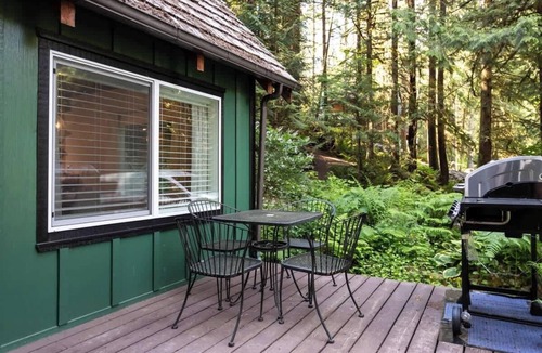 Glacier House | The Birdhouse | Hot Tub, EV Charger & Pool