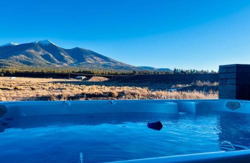 Fort Valley House | The Bluebird Flagstaff Jacuzzi Sleeps 26