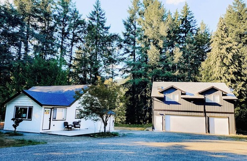 Brightwood House | The Brightwood Hilton house, hot tub, 3 bedrooms. Sleeps 8