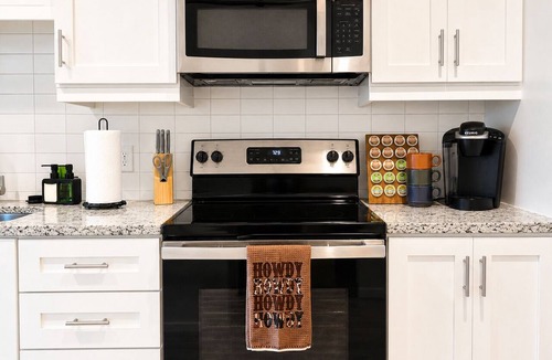 Sobro Apartment | The Brown Luxe - Free Parking Pool Walk to Broadway