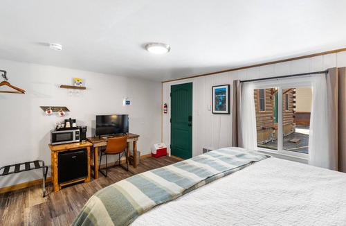 West Yellowstone Hotel | The Bucking Moose #07 Lynx Room King Suite, just 1 minute from Yellowstone.