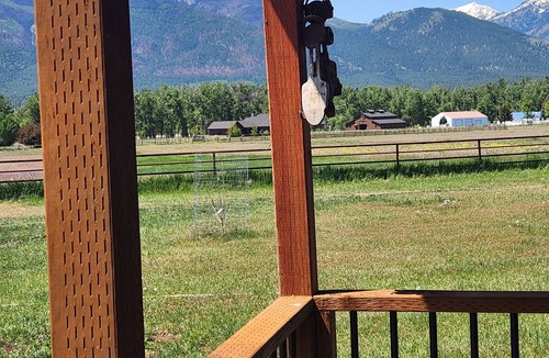 Stevensville Cabin | The Bunkhouse Tiny home with a farm feel.with WiFi,and AC.
