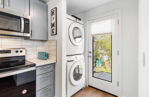 Burien House | The Burien Modern Cozy - Near Airport & Amenities 2 Bed 1 Bath With AC