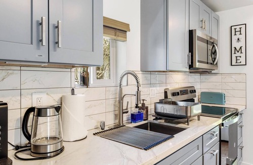 Burien House | The Burien Modern Cozy - Near Airport & Amenities 2 Bed 1 Bath With AC
