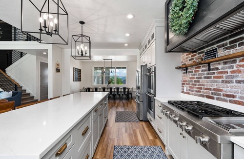 Cherimoya Hill House | The Carriage House @ Bear Lake -Newly Built - SLEEPS 45 PLUS! Great Location