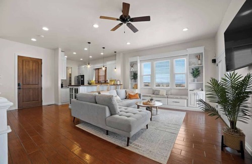 Page House | The Cliff Dweller - 3400sf, 50-Mile Views, Hot Tub