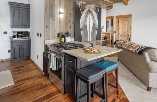 Roseburg House | The Cliff House also serves as a guest house for additional rental for Overlook
