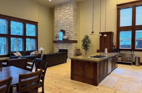 McCall Cabin | The Conifer Lodge in heart of Mccall. Central location for large gatherings!